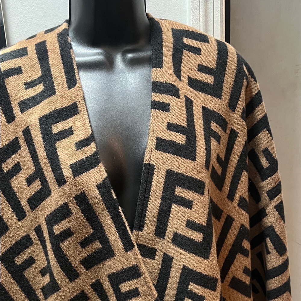Fendi Women's Tan and Black Cape